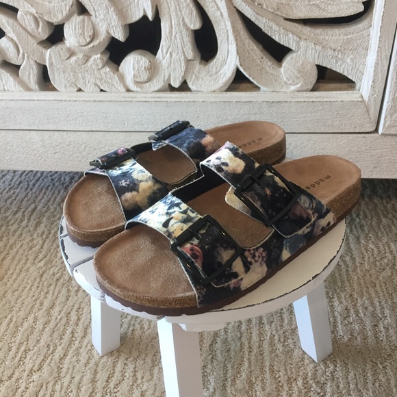 Steve Madden Shoes - 💛ONE LEFT💛 Steve Madden Velvet Floral Sandals