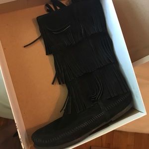 Black minnetonka fringe boots