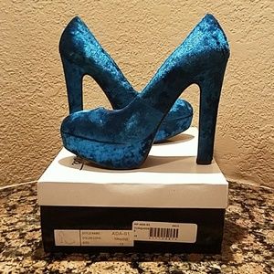 Modesta NIB teal velvet heels