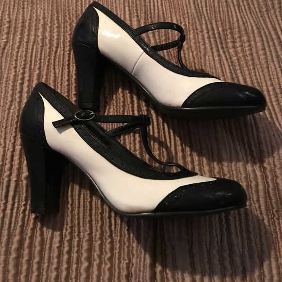 Candie's - Picture 2 of 6