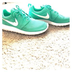 Nike roshe runs size 11 U.S. men's mint green