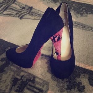 Black suede like pump w/printed heel!! Size 10