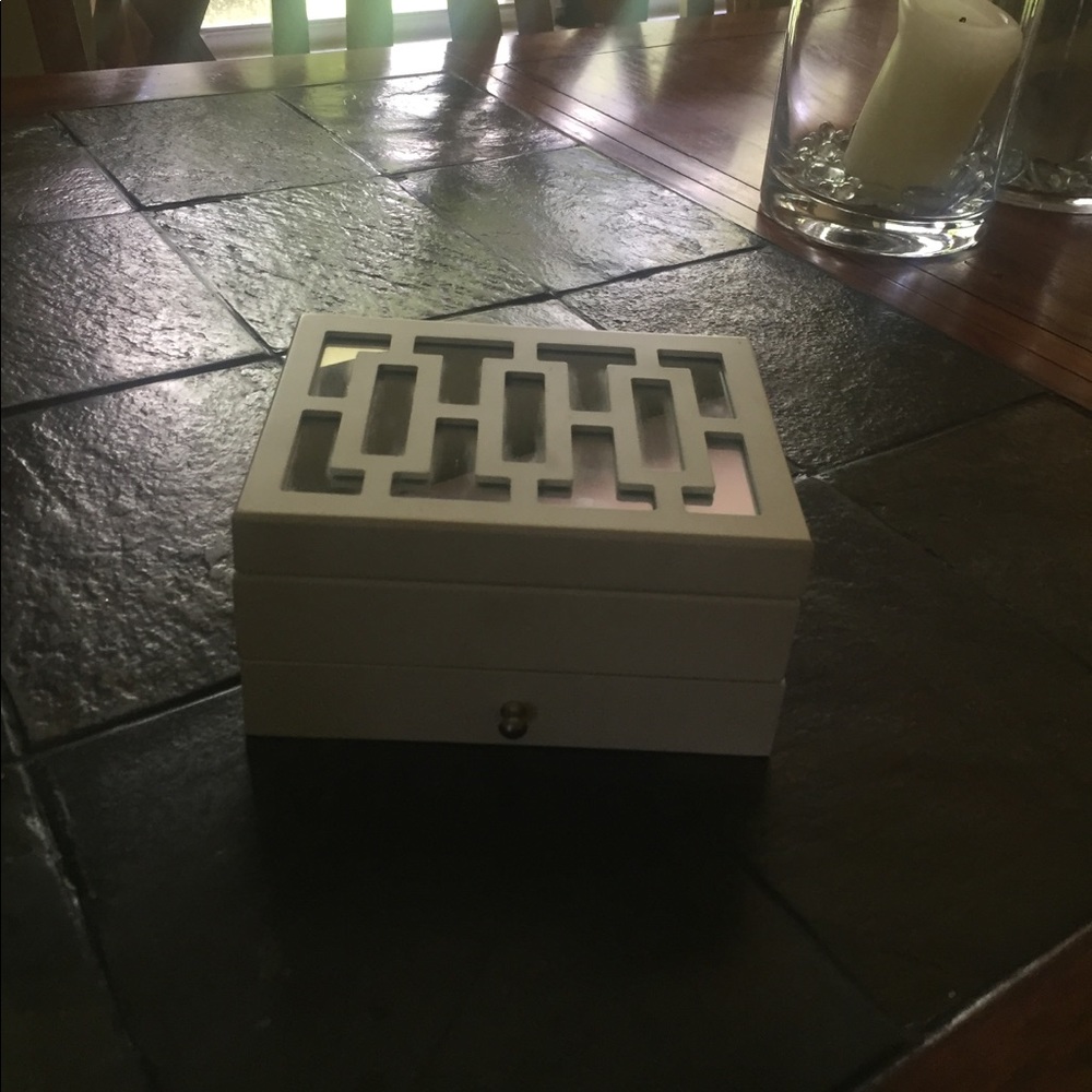 Jewelry box