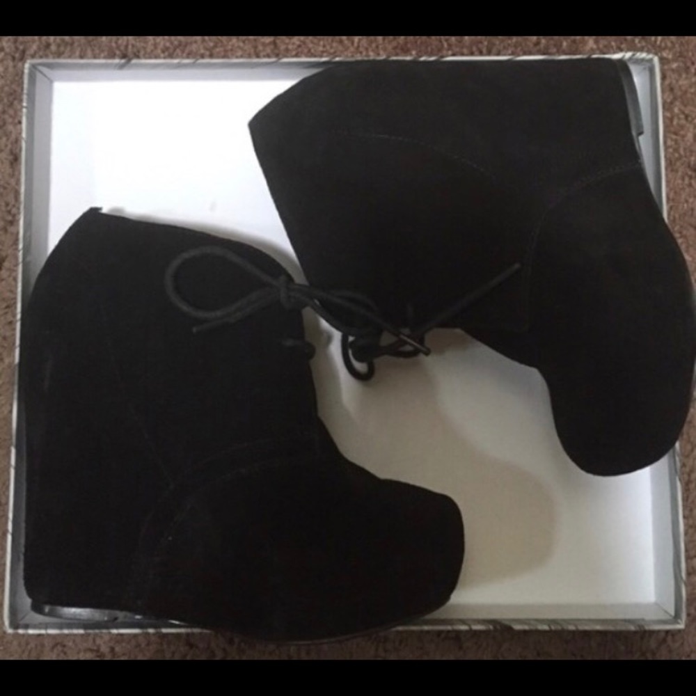 Steve Madden black booties