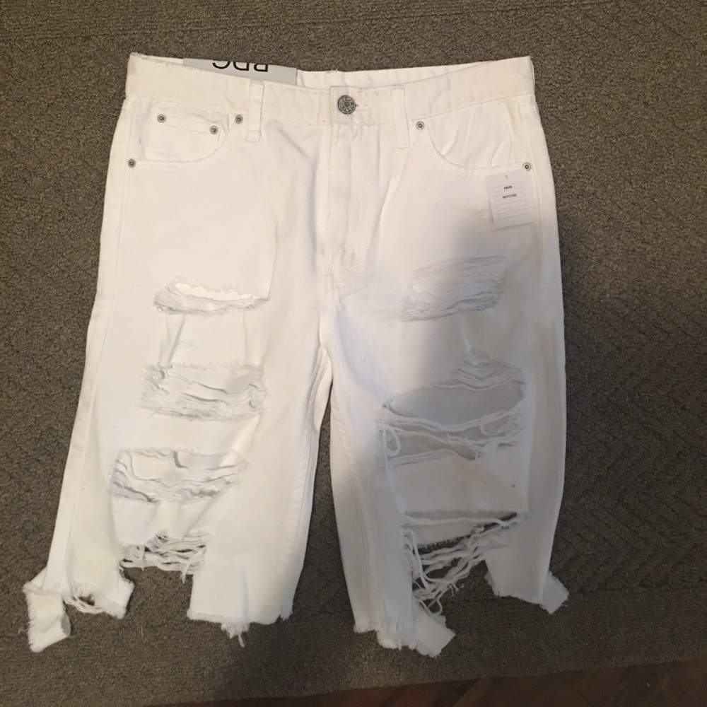 UO Distressed Bermuda shorts