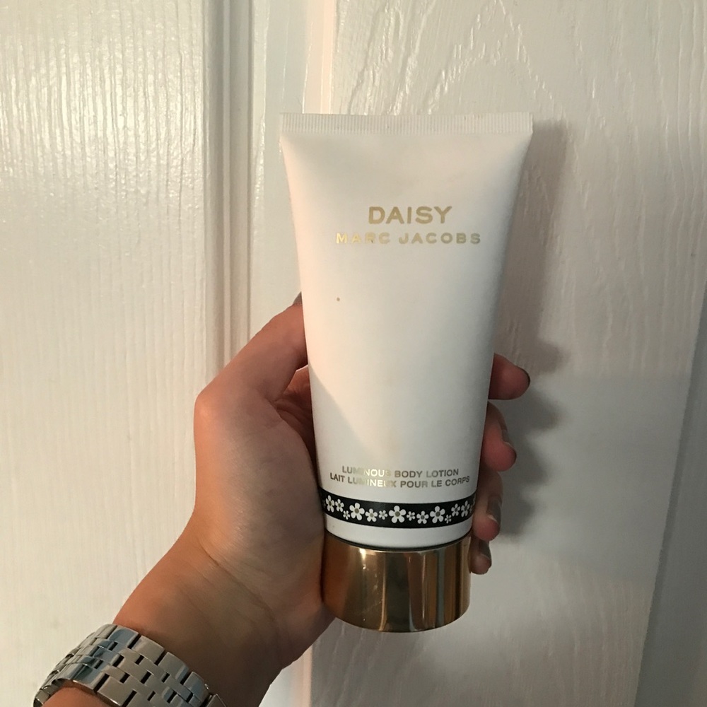 Marc jacobs daisy hand/body lotion