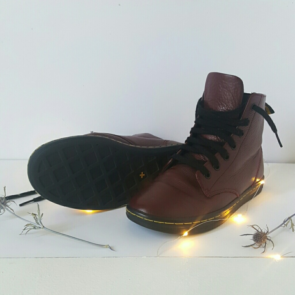 DR. MARTENS
Burgundy Women's Leyton Ankle Boot