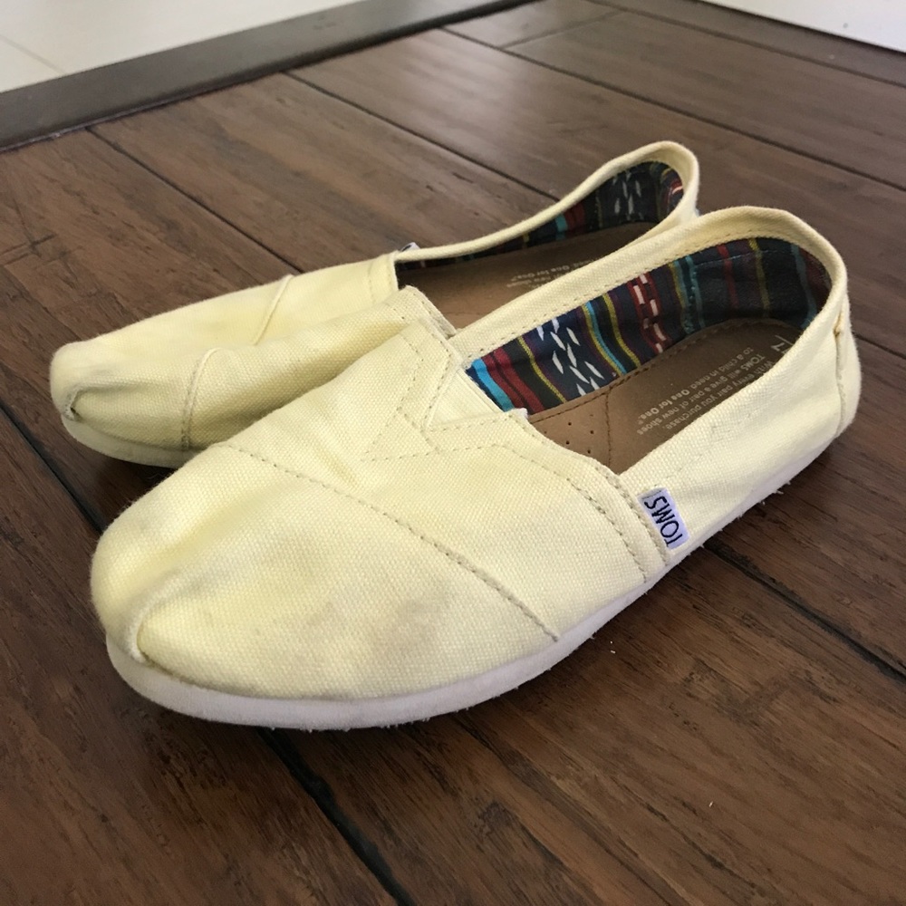 Pale yellow Tom's