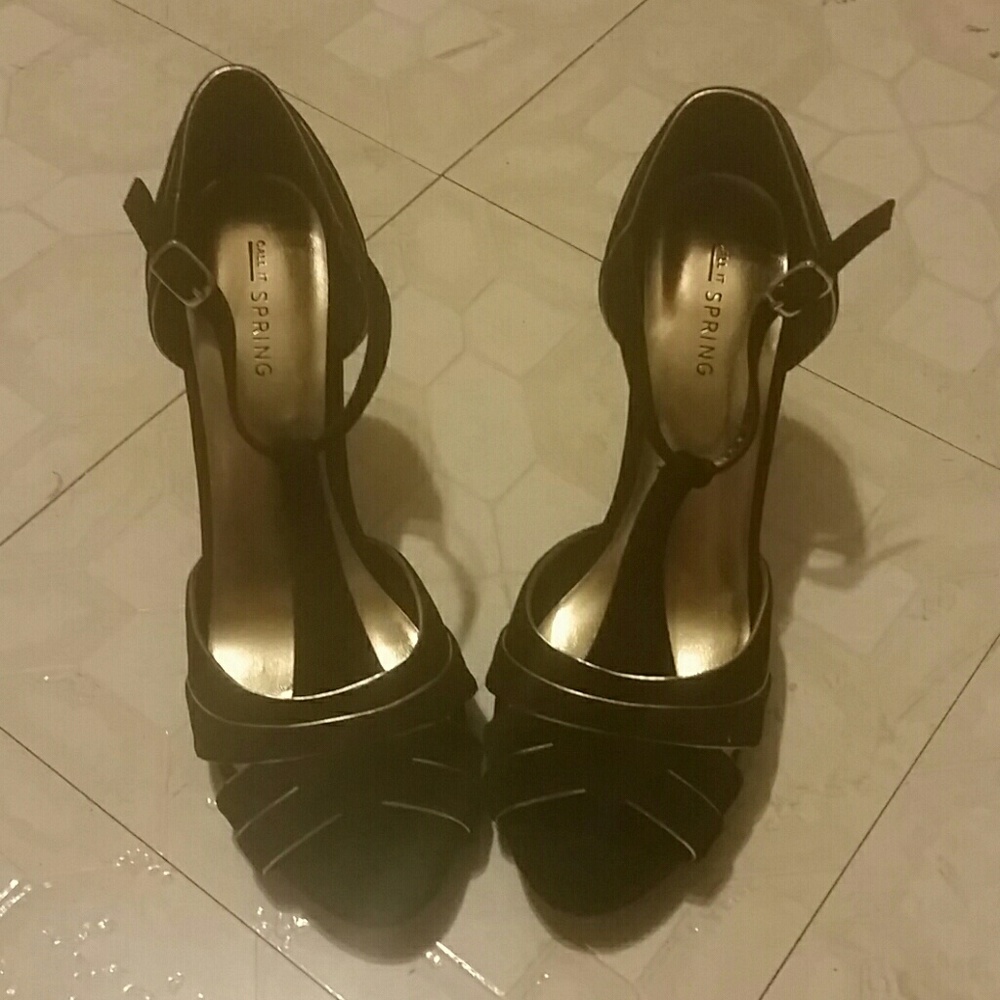 Black and gold velvet heels