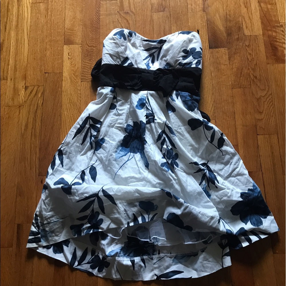 Adorable strapless dress