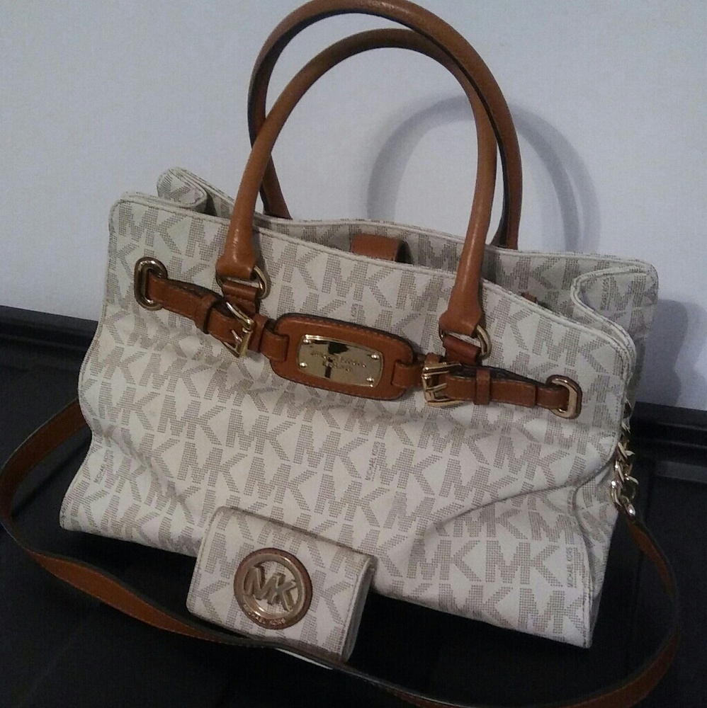 SOLD!! Michael Kors Hamilton bag w/matching card h