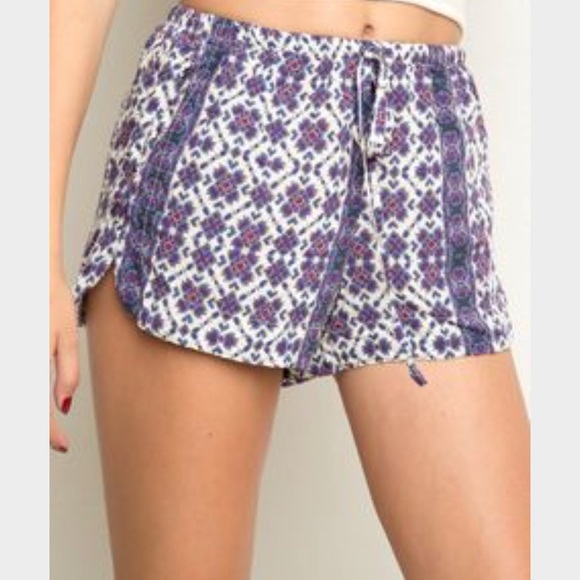 Brandy Melville Ruffle Short - Picture 3 of 3