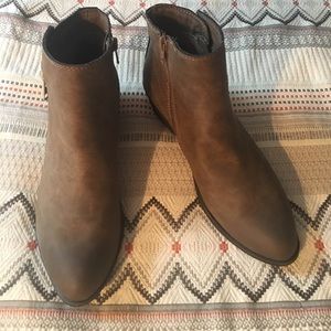 Madden Girl Hysteric bootie size 9