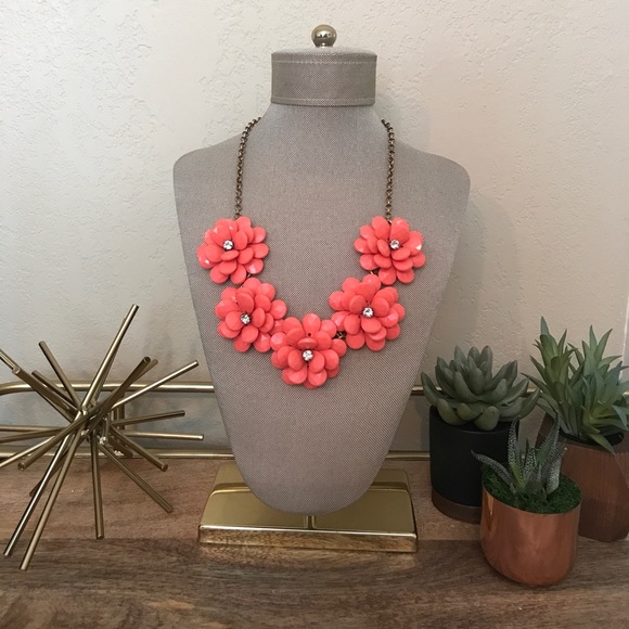 J. Crew Jewelry - J Crew Coral Flower Necklace 🌸