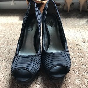 BCBG ribbed black heels