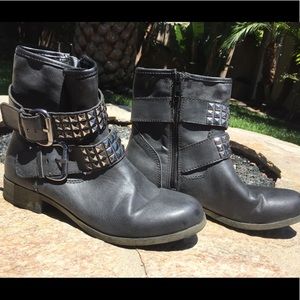 Black motorcycle booties w/ studs size 8.5