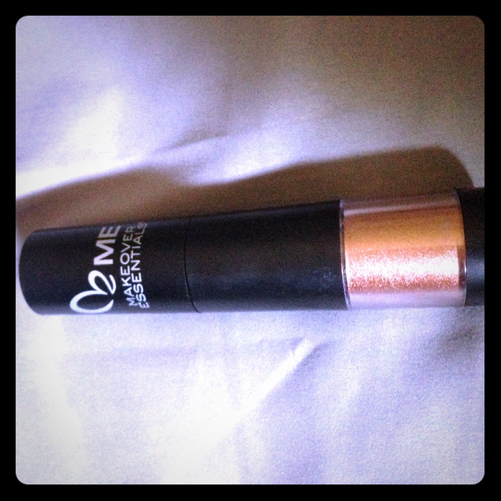 Makeover Essentials Bronzer