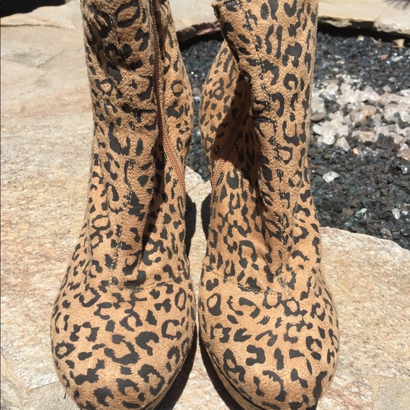 Cheetah/leopard print wedge booties size 8 - Picture 2 of 3