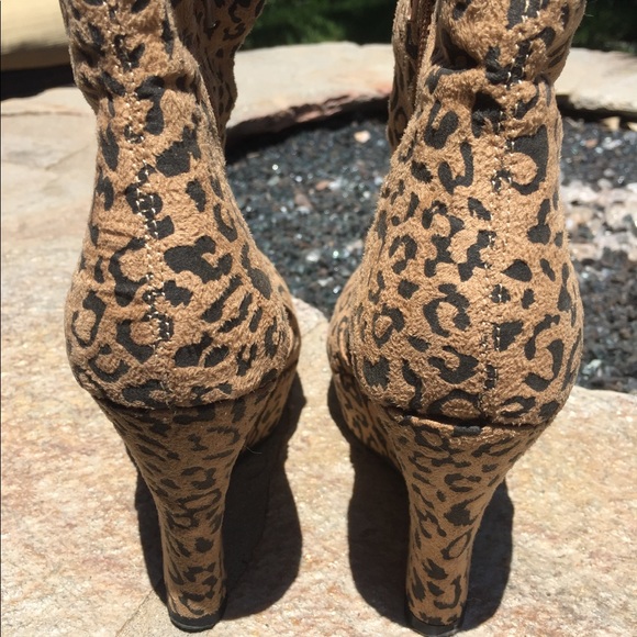 Cheetah/leopard print wedge booties size 8 - Picture 3 of 3