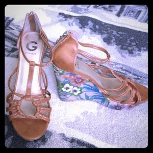 Guess sandal cognac w/floral print on wedge heel