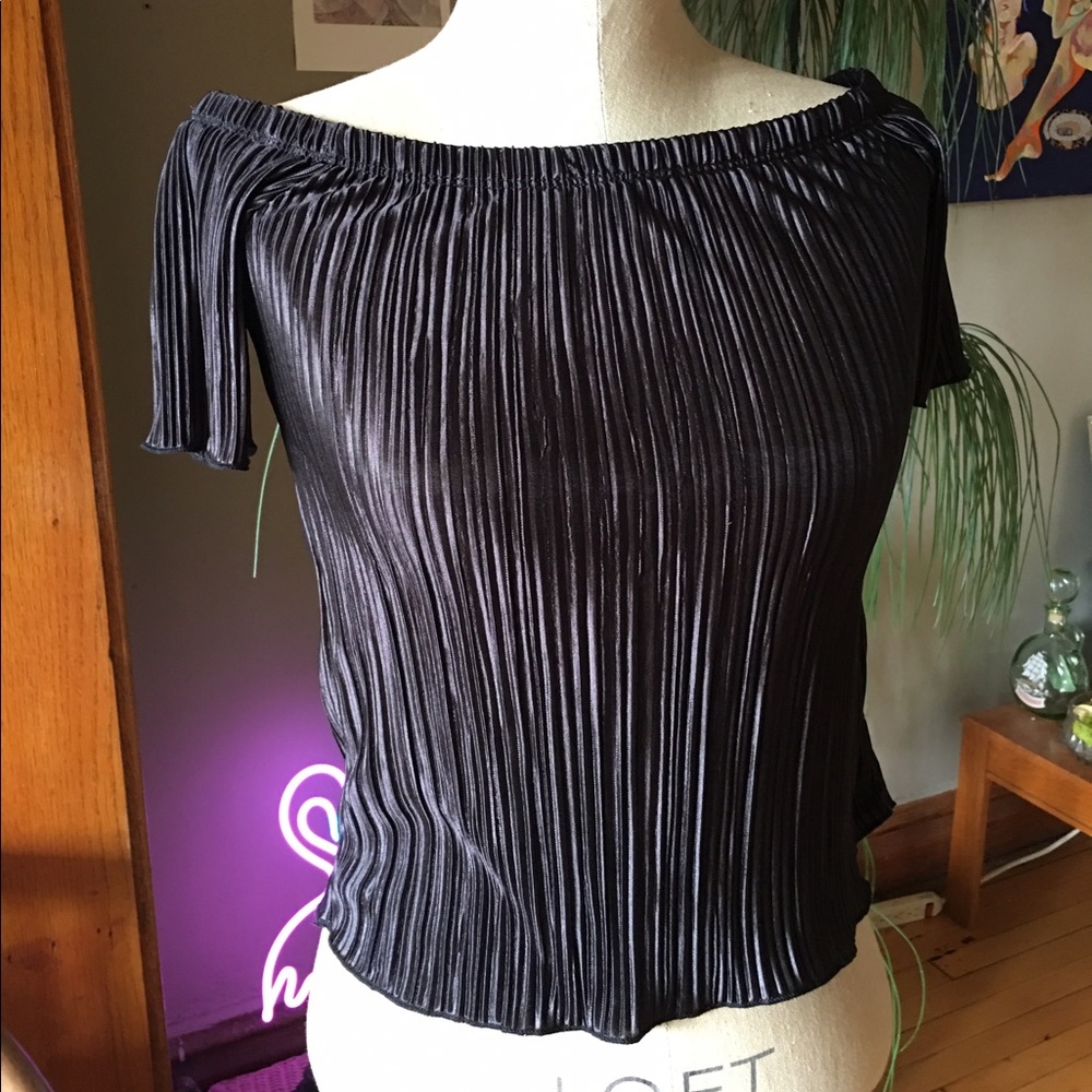 Vintage pleated off the shoulder blouse!🌹