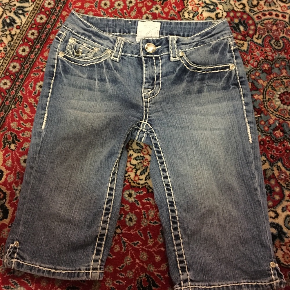 Size 3 knee length LA Idol shorts. White stitching