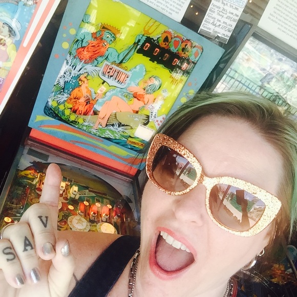 Hi! I’m Sandi & I love all things vintage & 🐶😻 - Picture 2 of 12