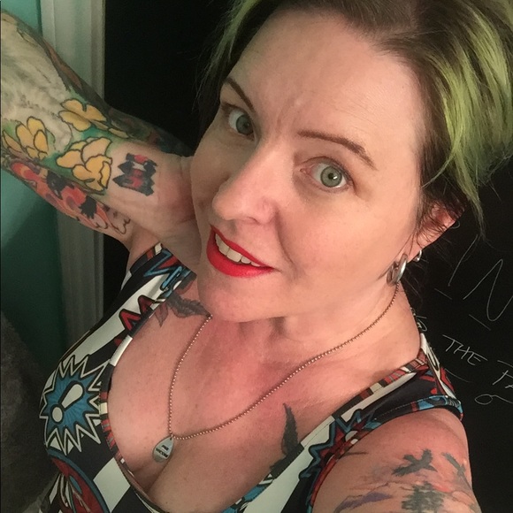 Hi! I’m Sandi & I love all things vintage & 🐶😻 - Picture 3 of 12