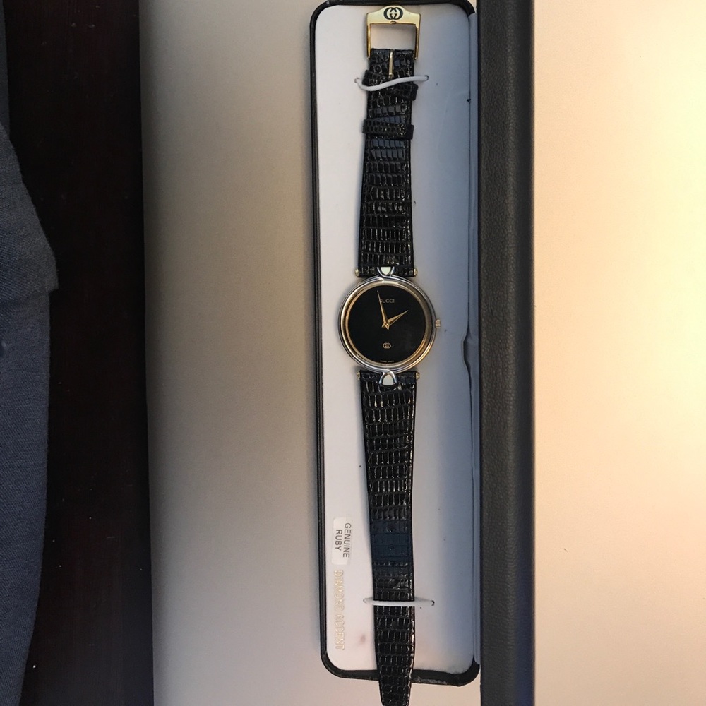 Gucci watch 4500M unisex