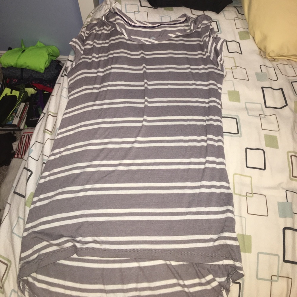 Medium high low shirt. Striped. Gray and white