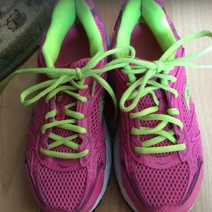 Saucony ladies Oasis (cross trainers) gently worn.