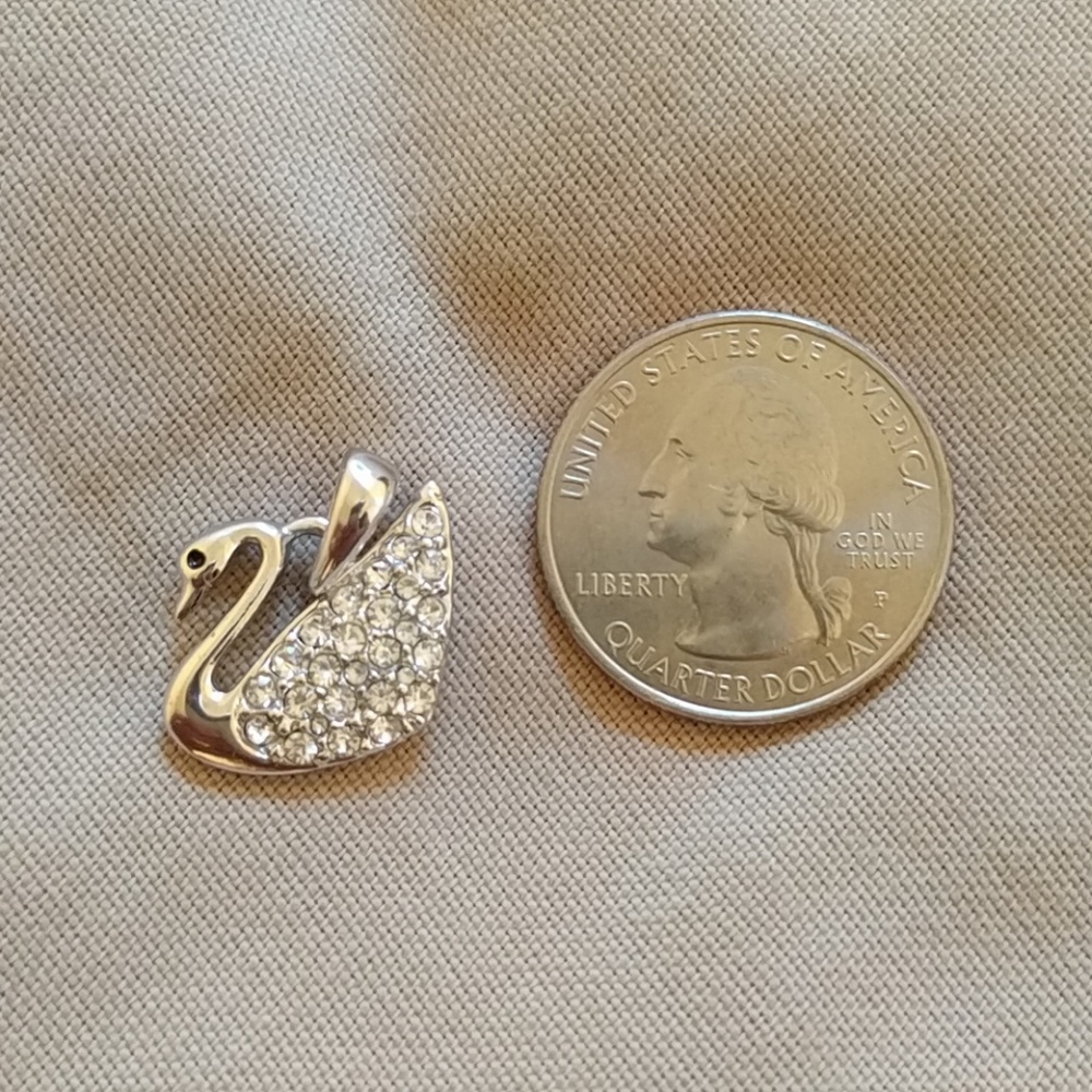 🚨SALE🚨 Swarovski Swan Pendant