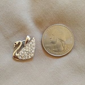 🚨SALE🚨 Swarovski Swan Pendant