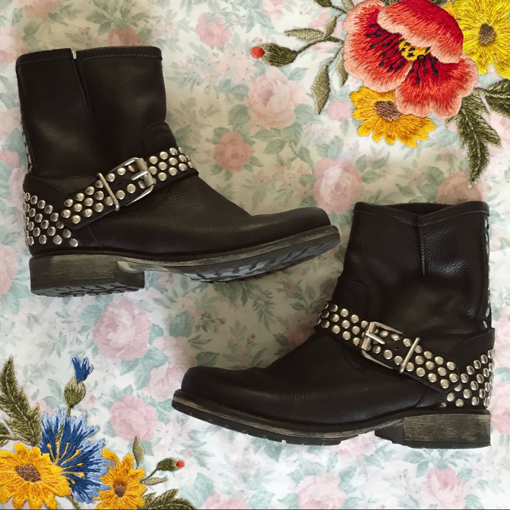 Badass Steve Madden studded leather moto boots!