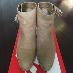 Slightly worn Stuart Weitzman size 6.5