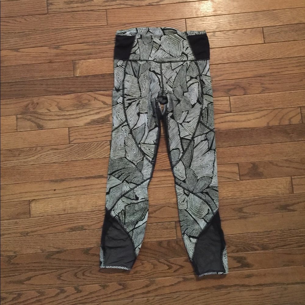 Lululemon cropped black and white leggings