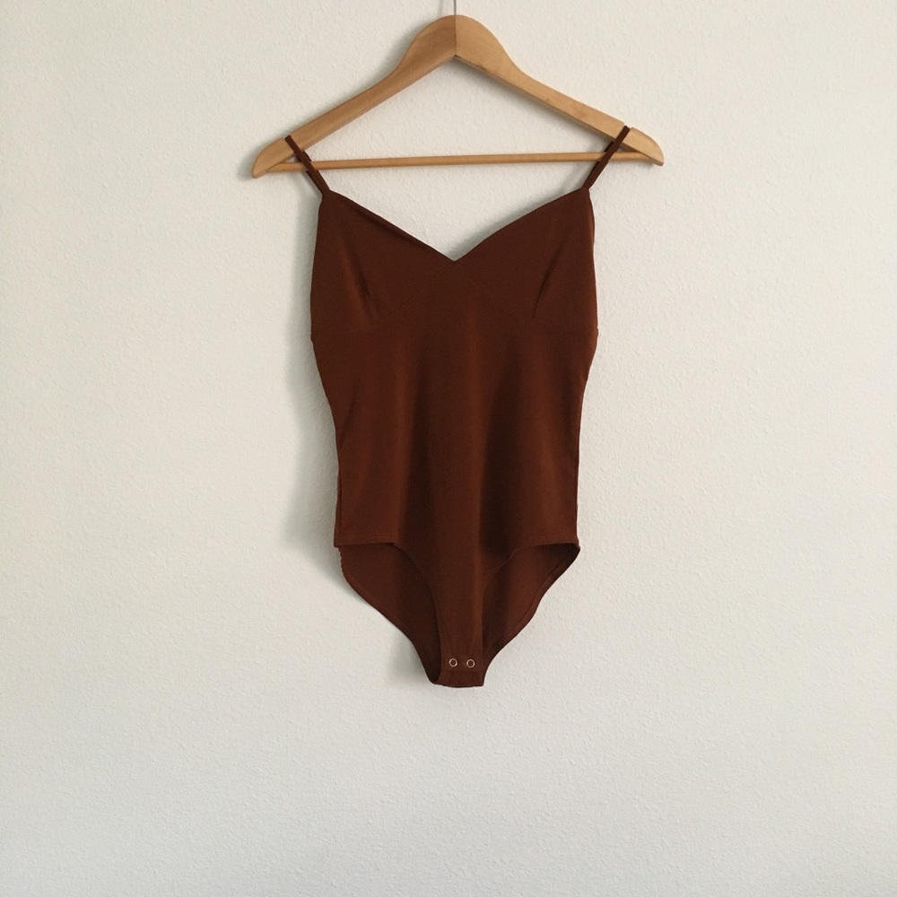 ❌SOLD❌WIDE CIRCLE NECK BODY SUIT, WINE ✨