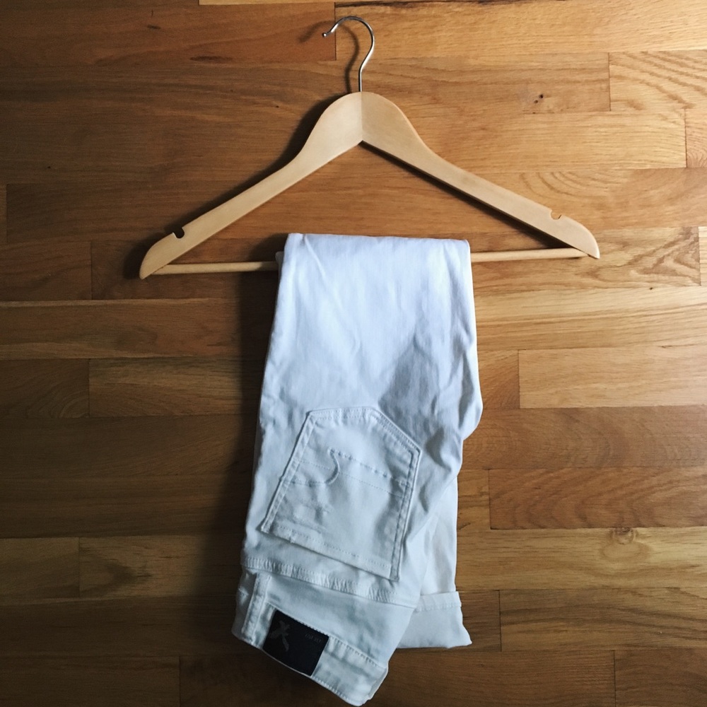 American Eagle distressed white jegging crop