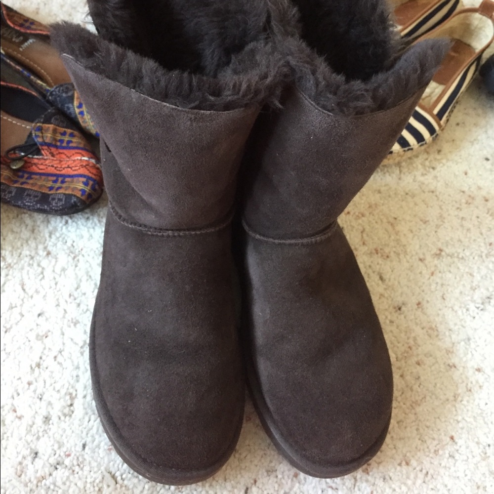 Like new brown color Uggs.