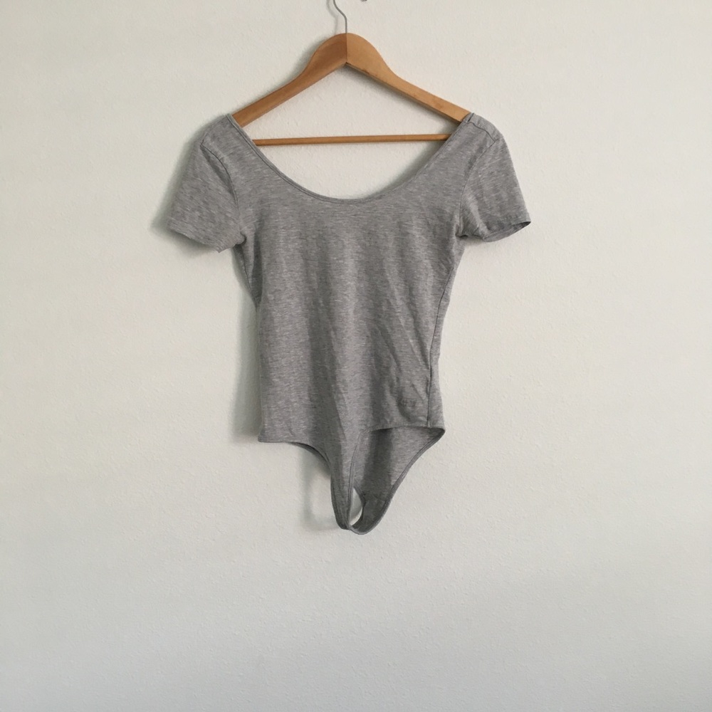 ❌SOLD❌ATHL// - DEEP ROUND CIRCLE NECK AND BACK
