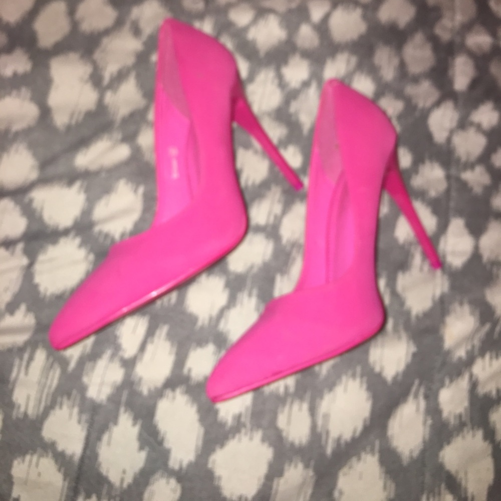 Pointed toe pink heels