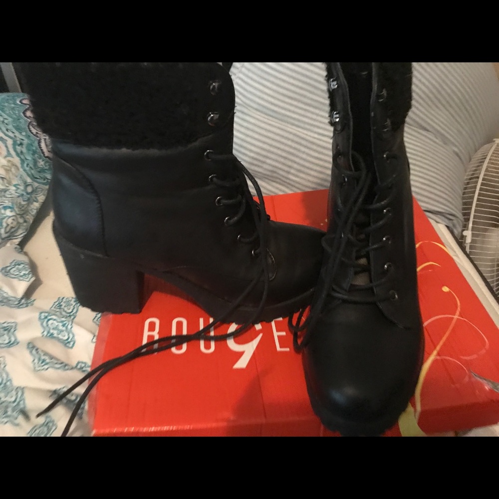 Black heel fur boots