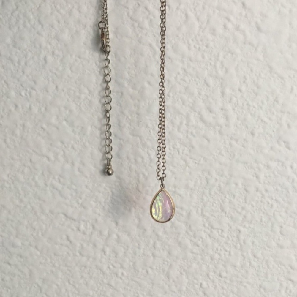 FOREVER 21 - HOLOGRAM TEAR DROP NECKLACE ✨