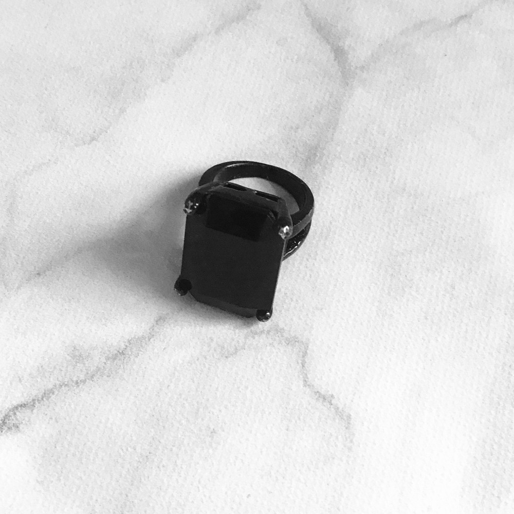 ⭐️ Large Black Stone Ring ⭐️ Sz 7-8