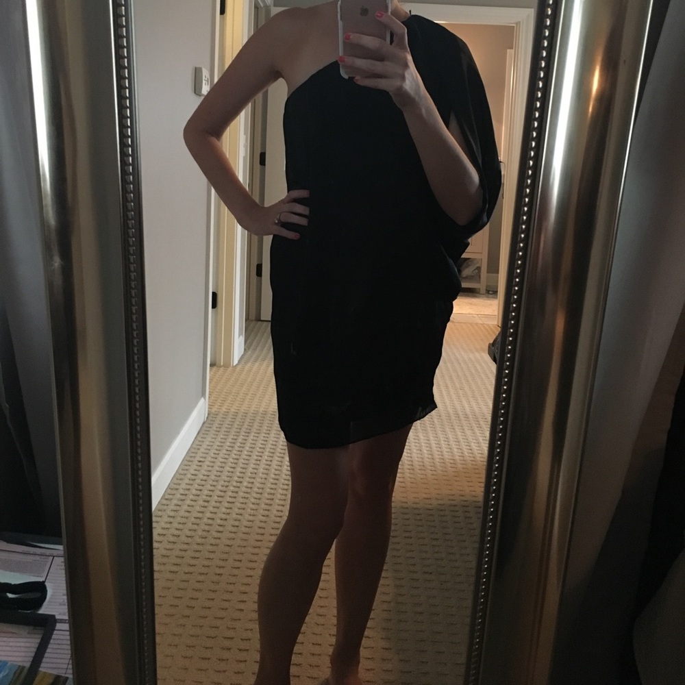 Great to wear to a wedding!oneshoulder black dress