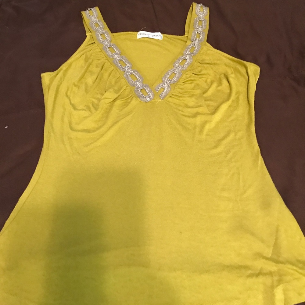 Sleeveless v neck shirt