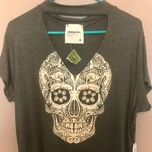 NWT. Gray Sugar Skull choker T-shirt.