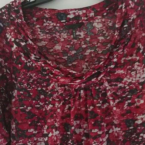 🚫SOLD🚫Daisy Fuentes Red Pattern Top - Picture 2 of 2