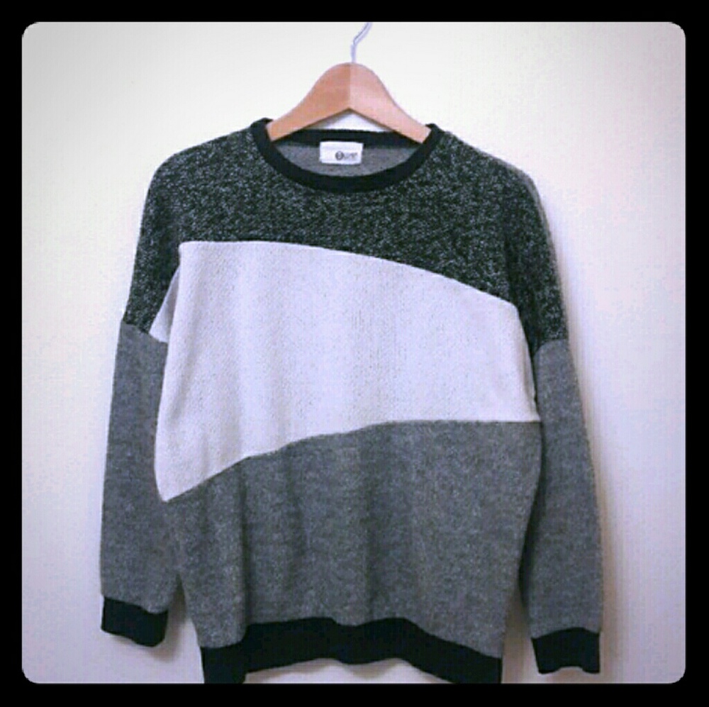 Drop shoulder three toned sweater