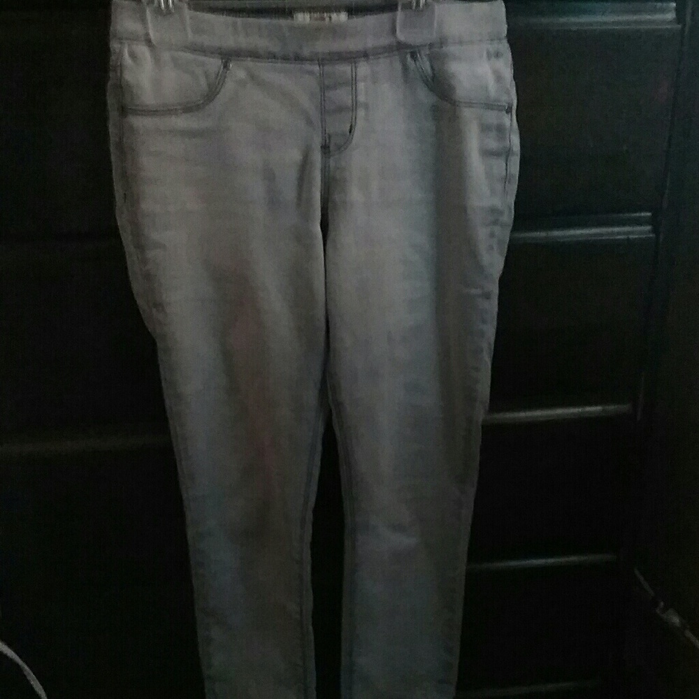 Stretchy grey capris
